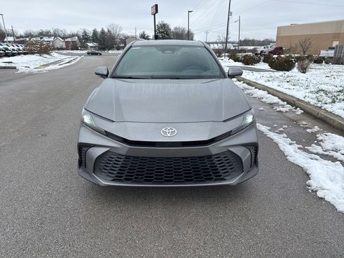 Used 2025 Toyota Camry SE w/ Convenience Package image 2