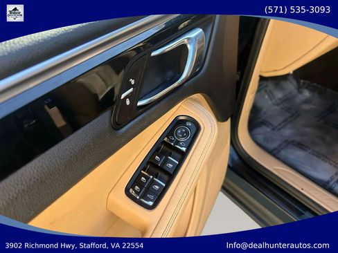 Used 2018 Porsche Macan AWD/4WD image 18