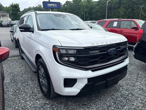 Used 2025 Ford Expedition Active RWD image 2