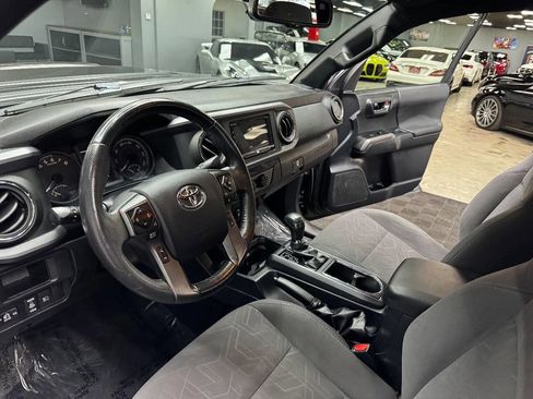 Used 2018 Toyota Tacoma TRD Sport AWD/4WD image 32
