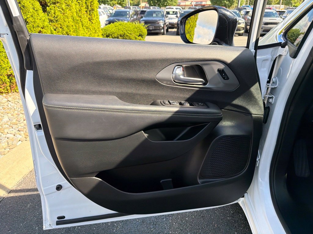 Used 2025 Chrysler Pacifica Select FWD image 16