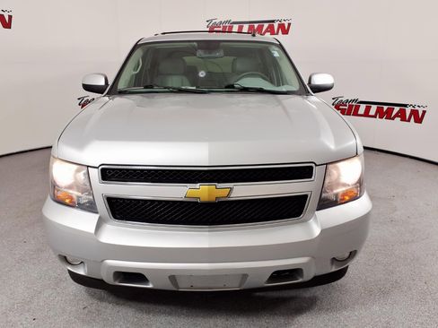 Used 2014 Chevrolet Suburban LT RWD image 2