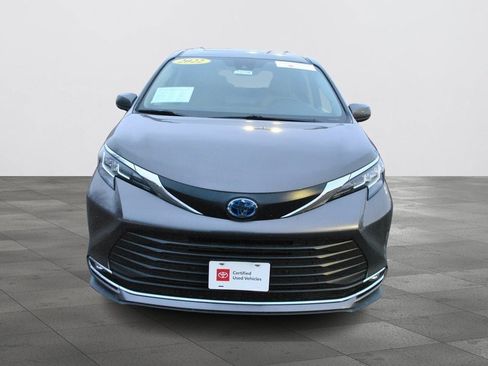 Certified 2022 Toyota Sienna XLE image 3