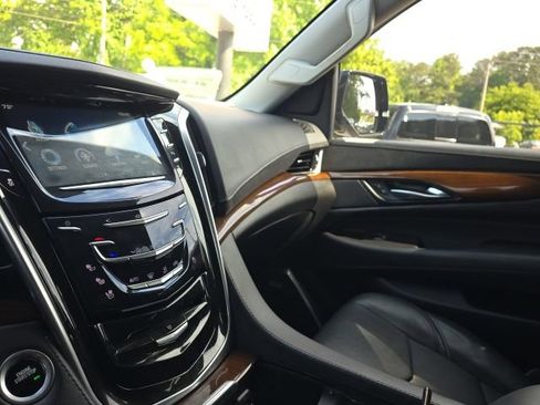 Used 2020 Cadillac Escalade Luxury RWD image 28