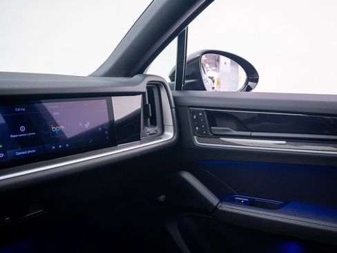 Certified 2025 Porsche Cayenne E-Hybrid Coupe AWD/4WD image 29