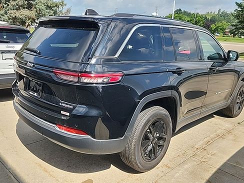 Used 2023 Jeep Grand Cherokee Laredo w/ Luxury Tech Group I AWD/4WD image 9