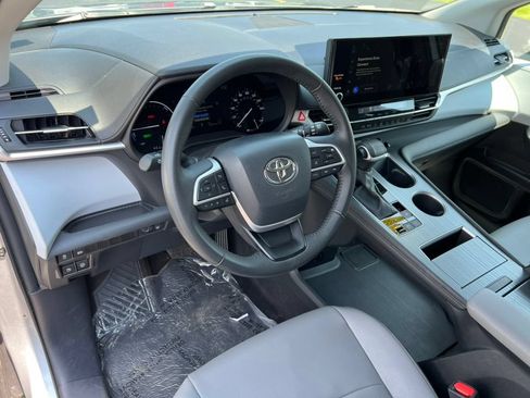Used 2025 Toyota Sienna XLE FWD image 15