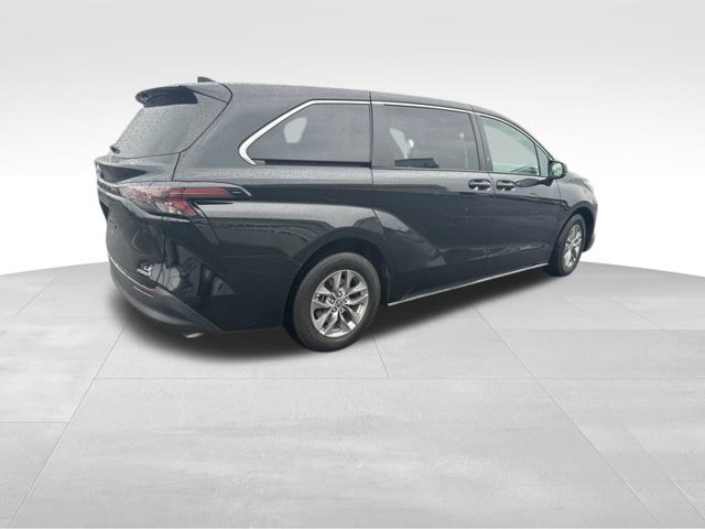 Used 2023 Toyota Sienna LE FWD image 7