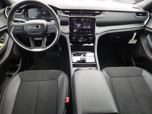 New 2025 Jeep Grand Cherokee Laredo image 5