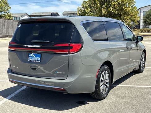 Used 2023 Chrysler Pacifica Touring-L FWD image 6