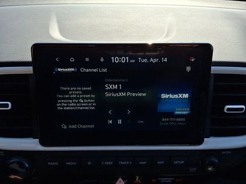 Certified 2025 Hyundai Venue Limited FWD image 17