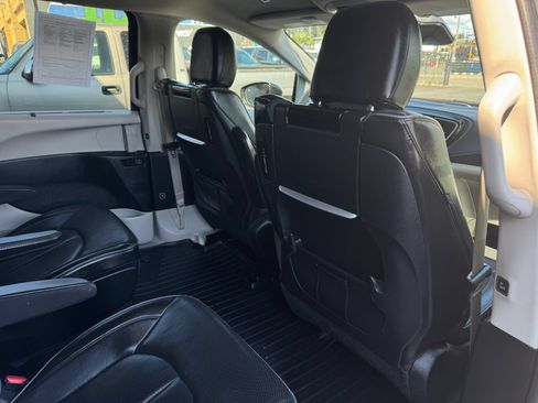Used 2019 Chrysler Pacifica Limited w/ Advanced Safetytec Group FWD image 19