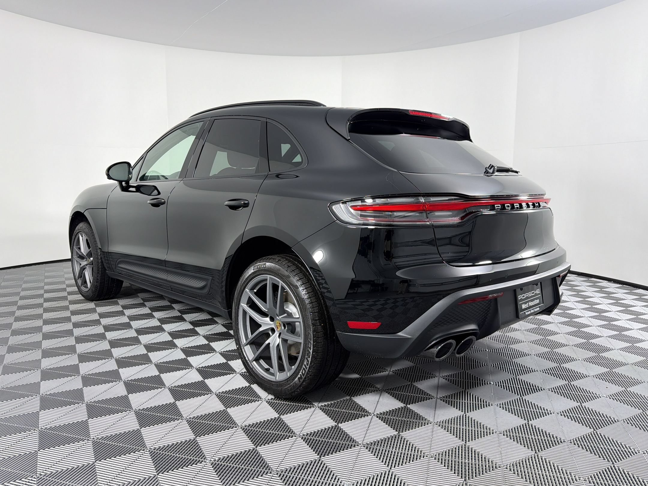 Certified 2026 Porsche Macan AWD/4WD image 8