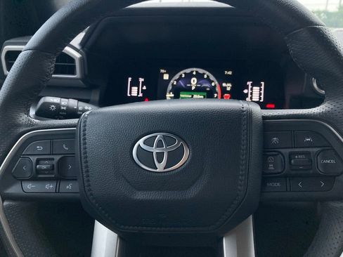 Used 2025 Toyota 4Runner SR5 AWD/4WD image 17