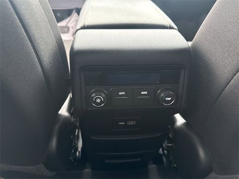 Used 2022 GMC Acadia SLE image 21