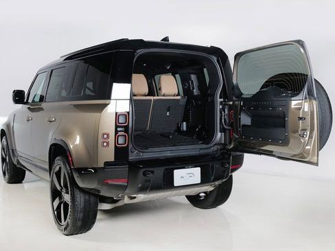 New 2026 Land Rover Defender 110 X-Dynamic SE image 31