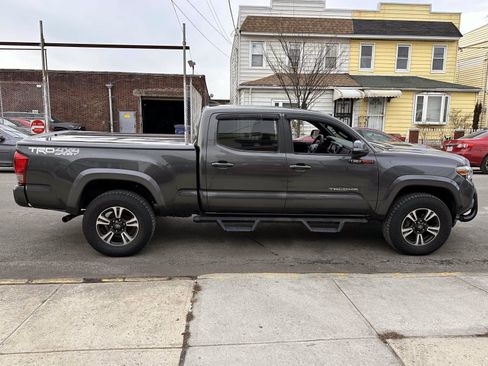 Used 2016 Toyota Tacoma TRD Sport image 6