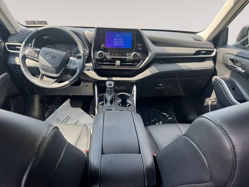 Used 2024 Toyota Highlander XLE AWD/4WD image 10