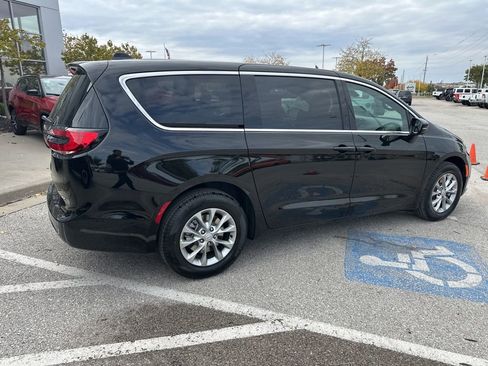 New 2026 Chrysler Pacifica Select image 32