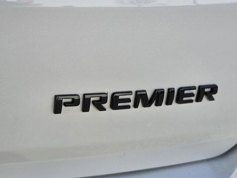 Used 2023 Chevrolet Traverse Premier image 35