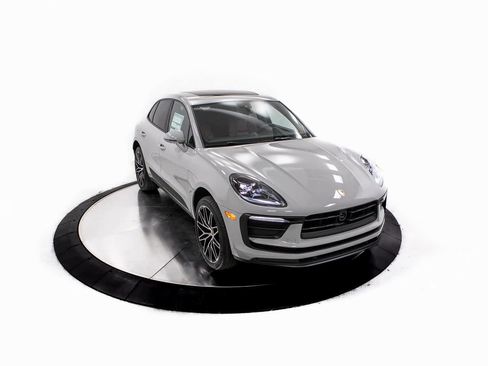 Certified 2025 Porsche Macan image 39