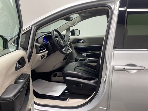 Used 2024 Chrysler Pacifica Touring-L FWD image 2