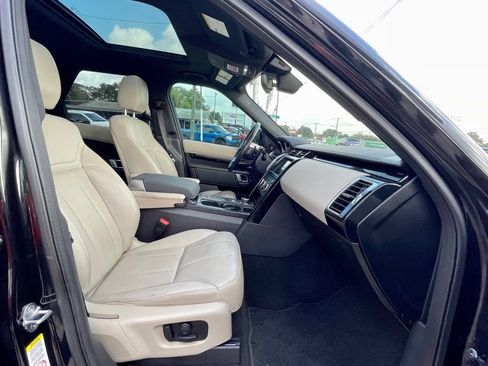 Used 2017 Land Rover Discovery SE image 21