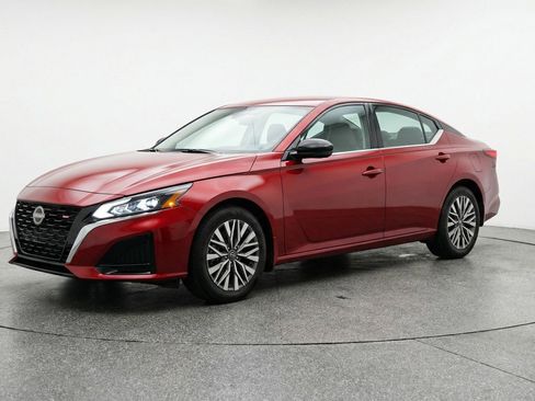 Used 2025 Nissan Altima 2.5 SV FWD image 3