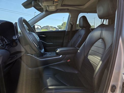 Used 2024 Toyota Highlander XLE AWD/4WD image 14