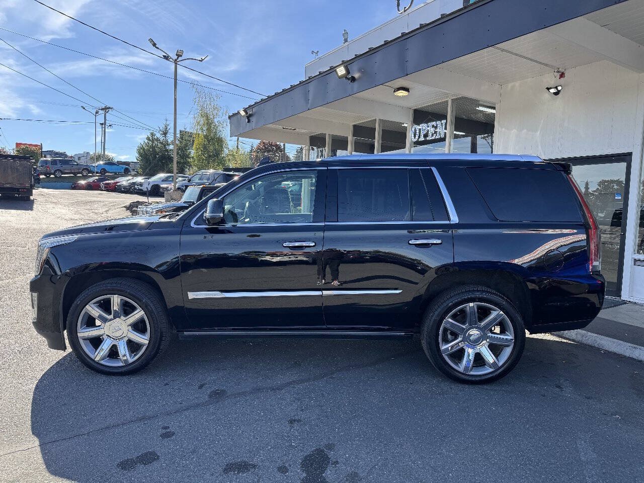 Used 2020 Cadillac Escalade Premium Luxury AWD/4WD image 3