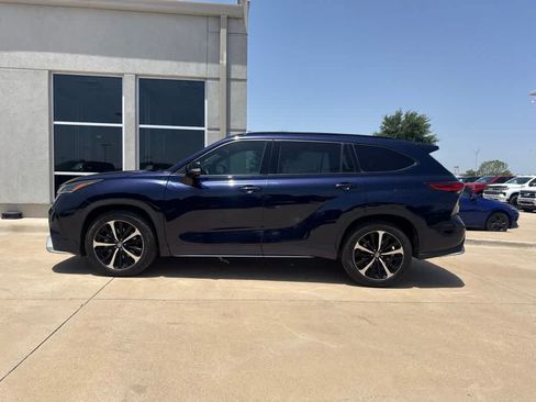 Used 2021 Toyota Highlander XSE FWD image 2
