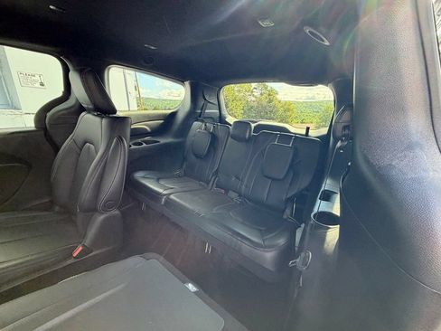 Used 2023 Chrysler Pacifica Touring-L w/ S Appearance Package FWD image 11