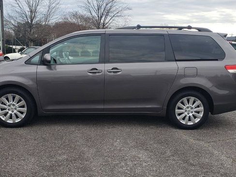 Used 2013 Toyota Sienna LE image 1