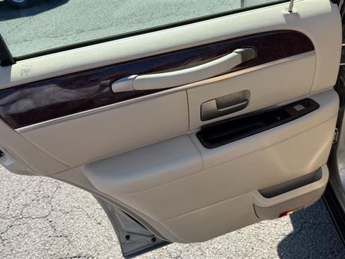 Used 2011 Lincoln Town Car Signature Limited RWD image 22
