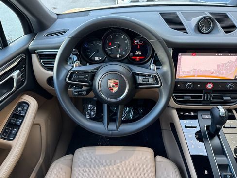 Certified 2025 Porsche Macan image 16
