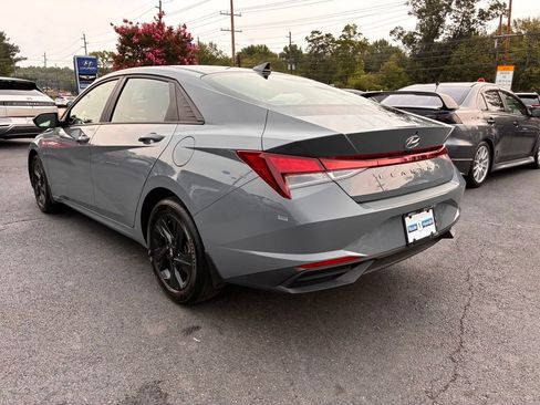 Used 2022 Hyundai Elantra SEL FWD image 5