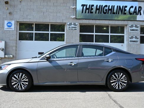 Used 2024 Nissan Altima 2.5 SV FWD image 2