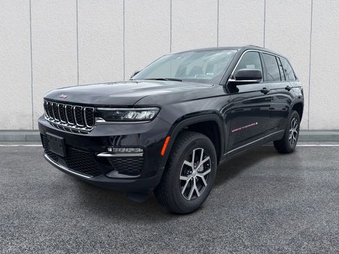 Used 2025 Jeep Grand Cherokee Limited image 3