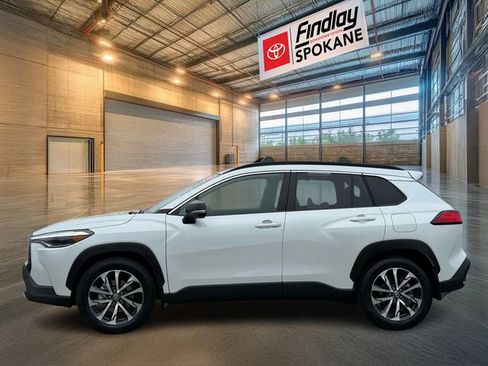 Certified 2025 Toyota Corolla Cross XLE image 3