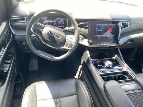 Used 2024 Jeep Wagoneer L Series II w/ Flexible Seating Group AWD/4WD image 15