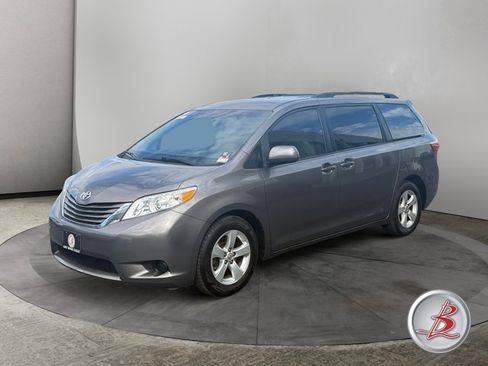 Used 2017 Toyota Sienna LE FWD image 3