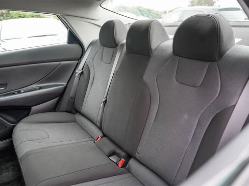 Certified 2025 Hyundai Elantra SE image 18