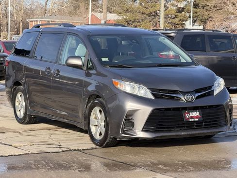 Used 2018 Toyota Sienna LE image 2