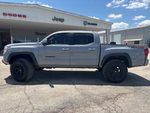 Used 2019 Toyota Tacoma TRD Off-Road AWD/4WD image 3