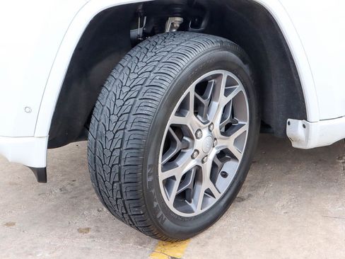 Used 2019 Jeep Grand Cherokee Overland AWD/4WD image 18