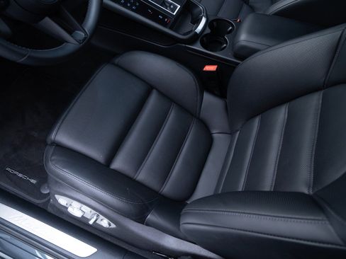 Certified 2025 Porsche Macan AWD/4WD image 16