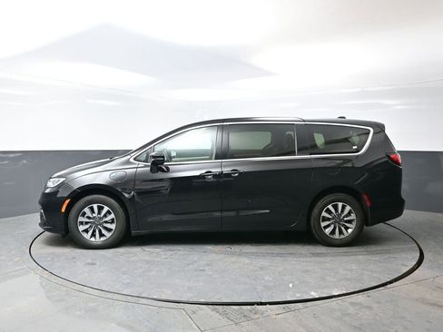 Used 2024 Chrysler Pacifica Select image 11