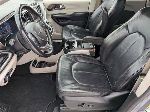 Certified 2018 Chrysler Pacifica Touring-L image 11