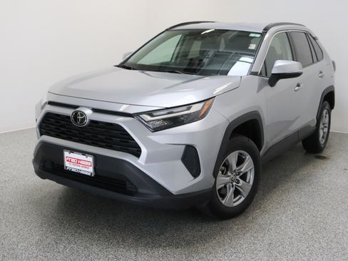 Used 2025 Toyota RAV4 XLE FWD image 2