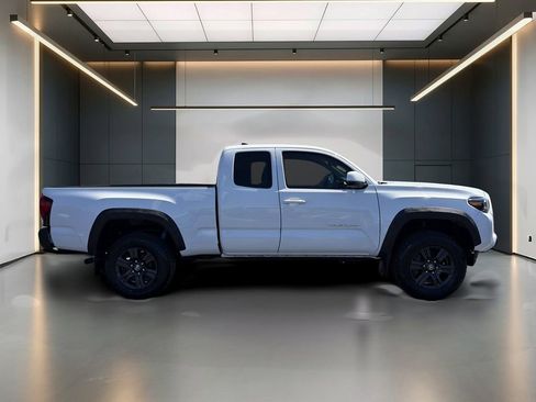 Used 2017 Toyota Tacoma SR5 AWD/4WD image 6